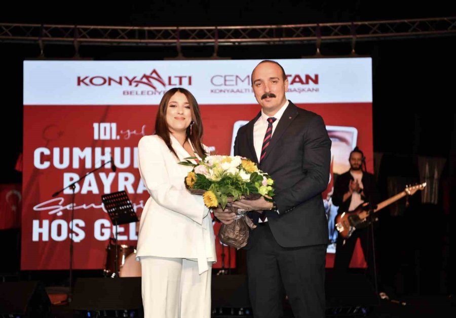 Konyaaltı Belediyesi, Cumhuriyet’i Hayatpark’ta Kutladı