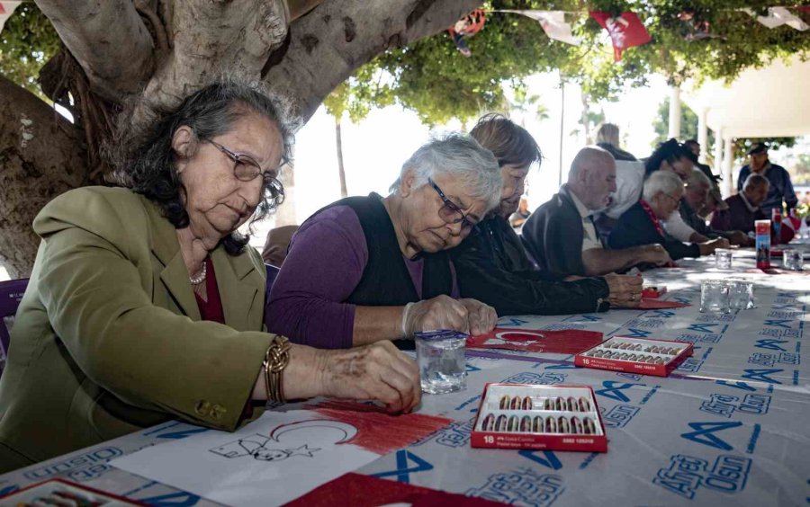 Alzheimer Hastaları Cumhuriyet Bayramı’nı Kutladı