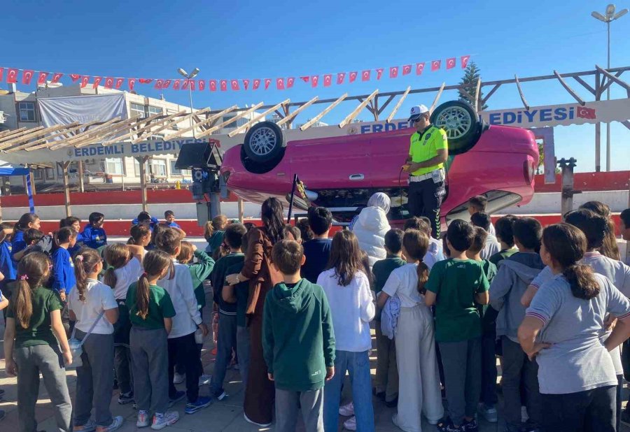 Mersin Polisinden Öğrencilere Güvenli Trafik Eğitimi