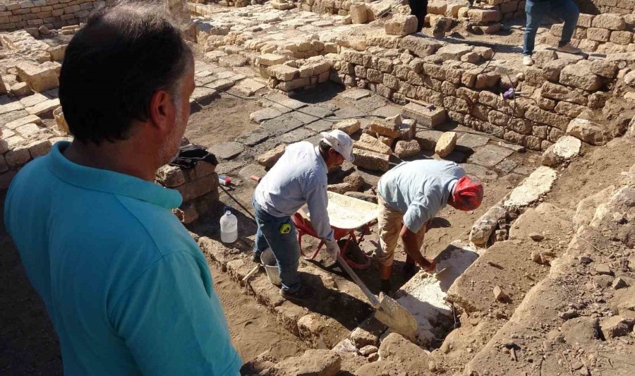 Kale Kazılarında Yaşam Alanları Ortaya Çıkıyor: Surlarda 700 Yıllık Tuvalet Bulundu