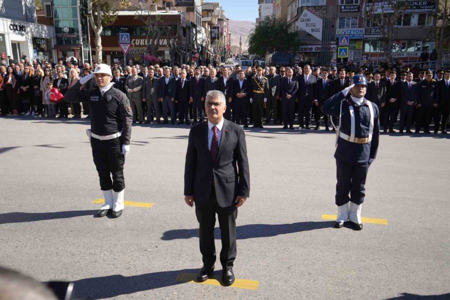 Niğde’de 29 Ekim Kutlamaları Çelenk Sunma Töreniyle Başladı