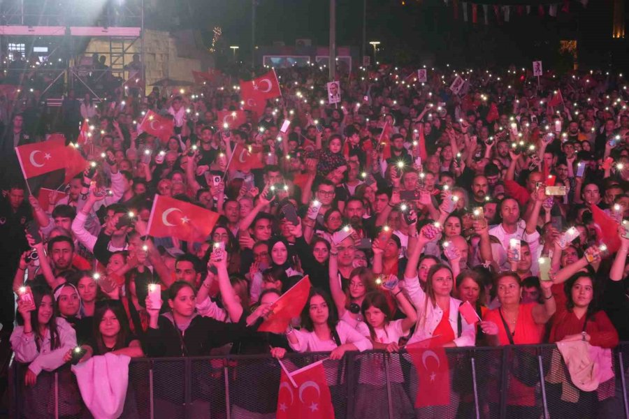 Antalya’da Kenan Doğulu Rüzgarı Esti, Fener Alayına Binlerce Kişi Katıldı