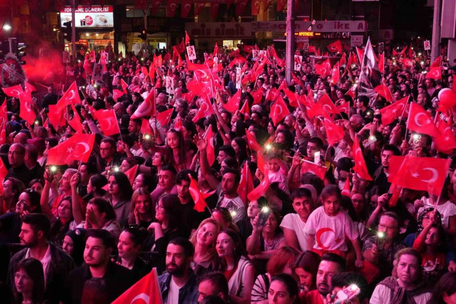 Antalya’da Kenan Doğulu Rüzgarı Esti, Fener Alayına Binlerce Kişi Katıldı