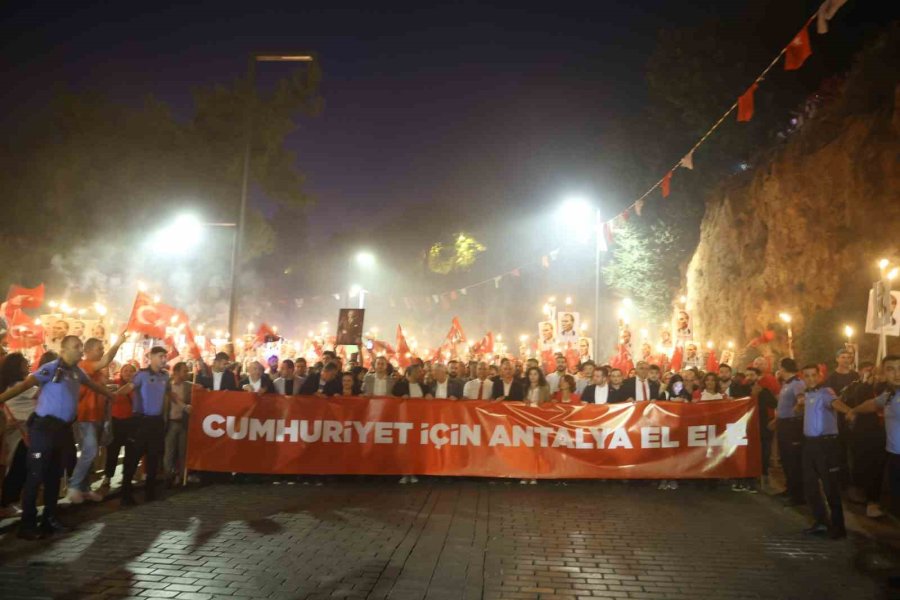 Antalya’da Kenan Doğulu Rüzgarı Esti, Fener Alayına Binlerce Kişi Katıldı