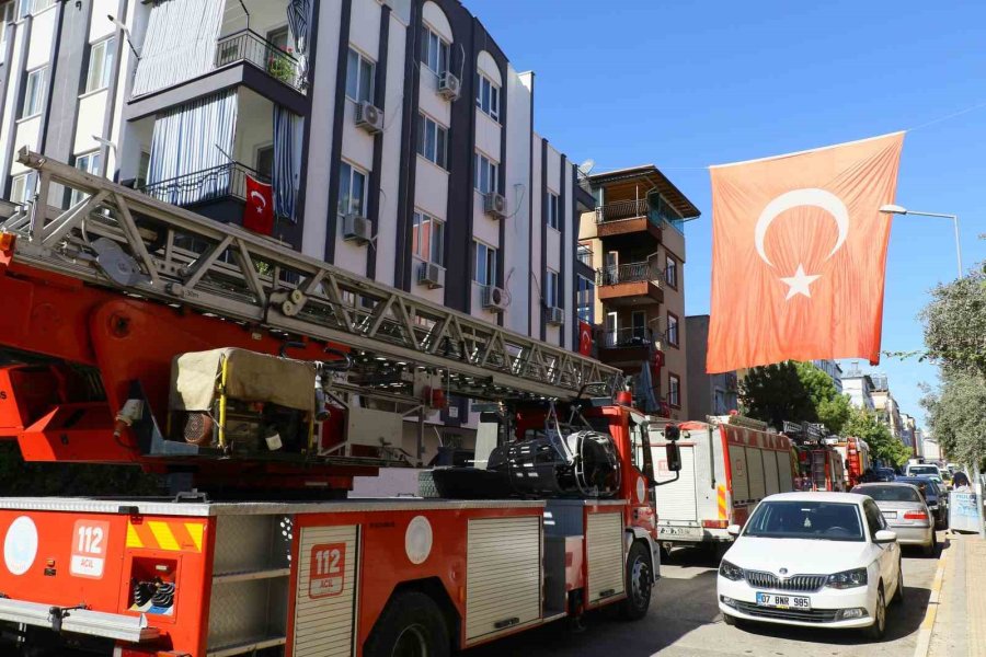 Yangını Gören Komşular Karşı Balkondan Hortumla Alevlere Müdahale Etti