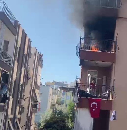 Yangını Gören Komşular Karşı Balkondan Hortumla Alevlere Müdahale Etti