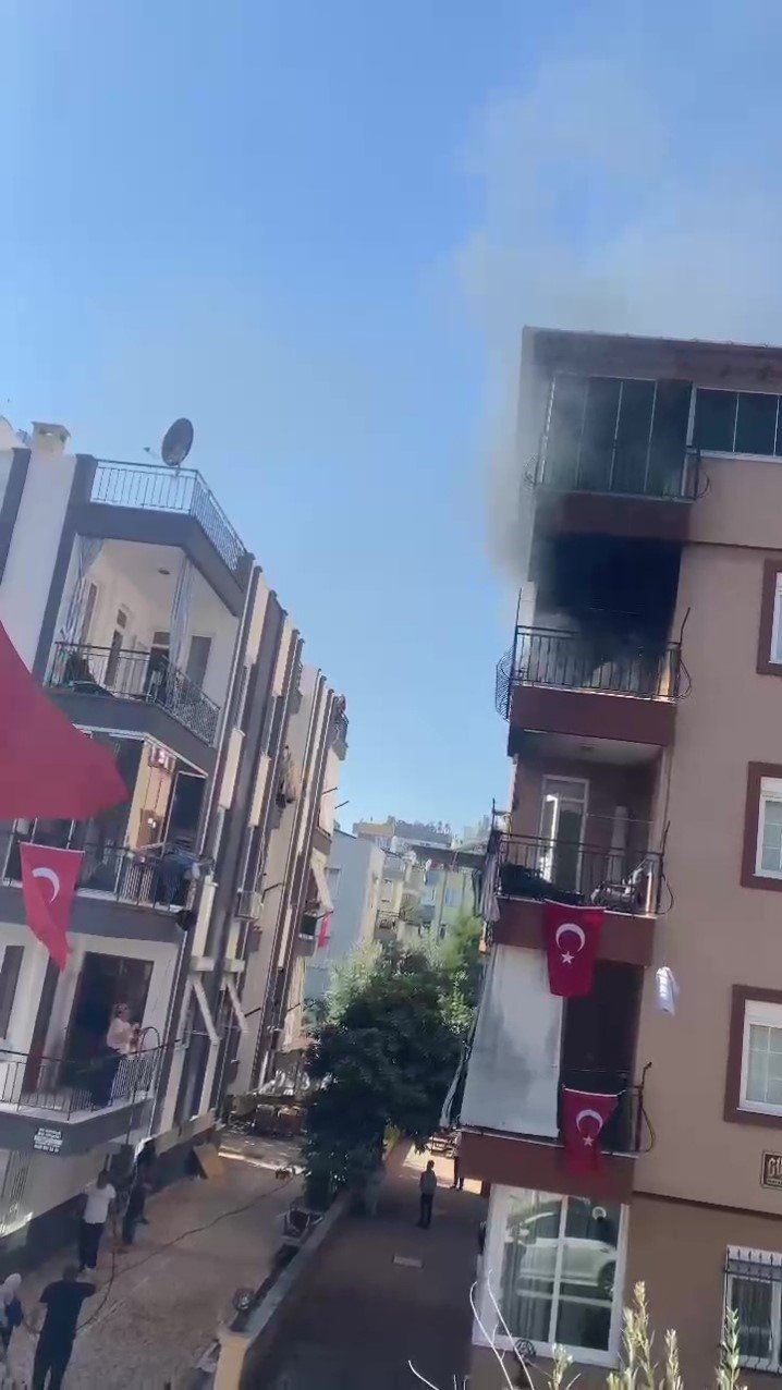 Yangını Gören Komşular Karşı Balkondan Hortumla Alevlere Müdahale Etti