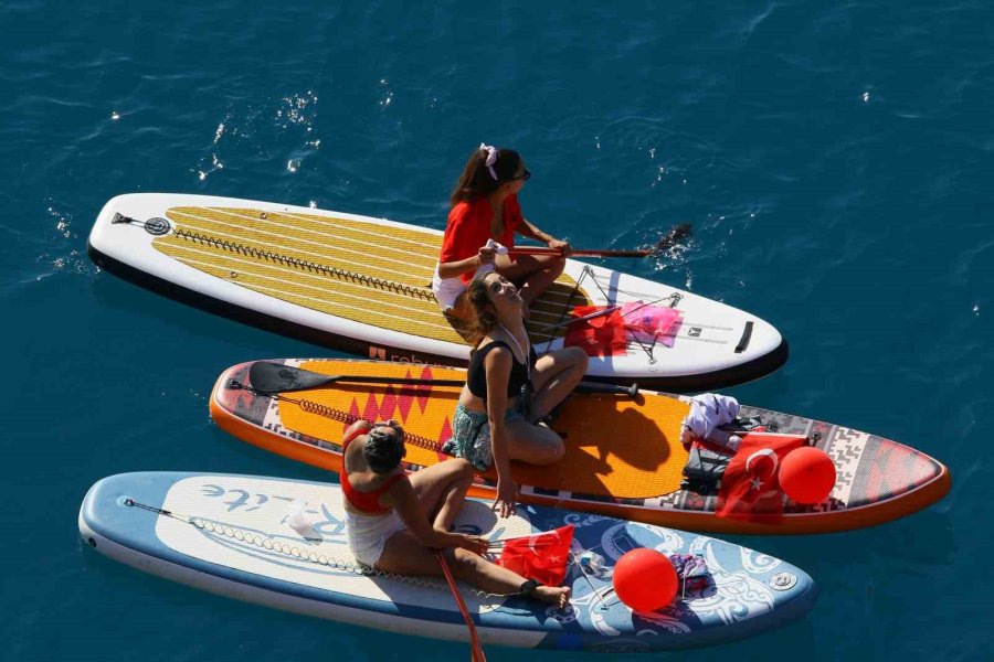 Antalya’da Dalgıçlar Denizde Dev Türk Bayrağı Açtı