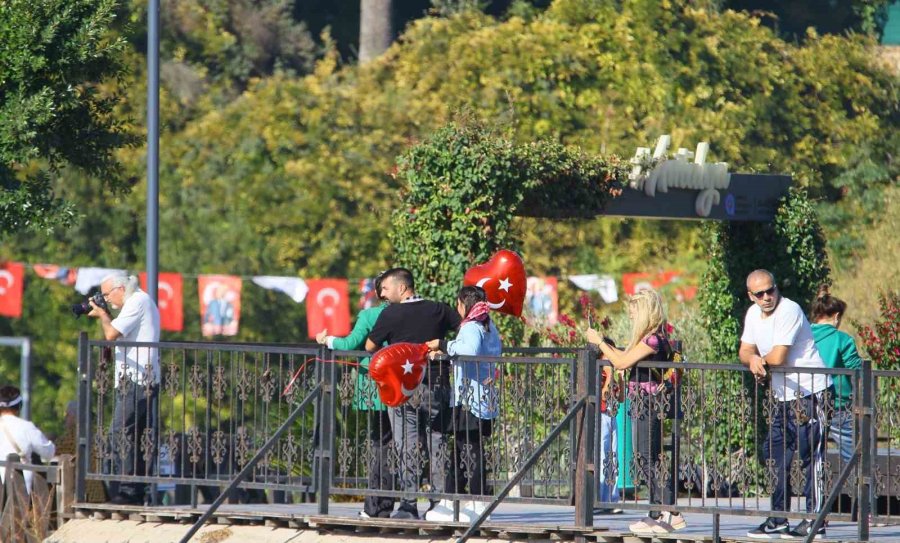 Antalya’da Dalgıçlar Denizde Dev Türk Bayrağı Açtı