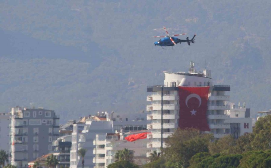 Antalya’da Dalgıçlar Denizde Dev Türk Bayrağı Açtı