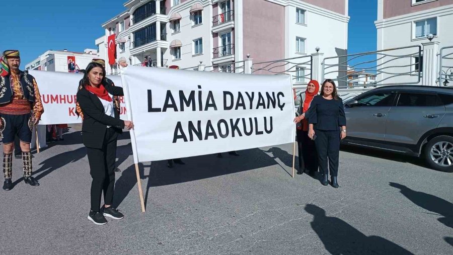 Anaokullu Öğrenciler Cumhuriyet’in 101’inci Yılında 101 Metrelik Türk Bayrağı Açtı