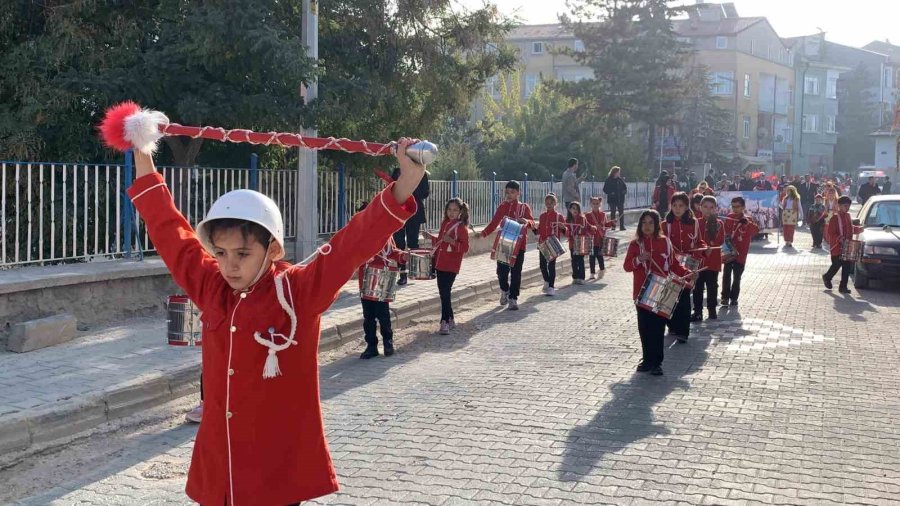 Karaman’da İlkokul Öğrencilerinin Bando Gösterisi Büyük Beğeni Topladı