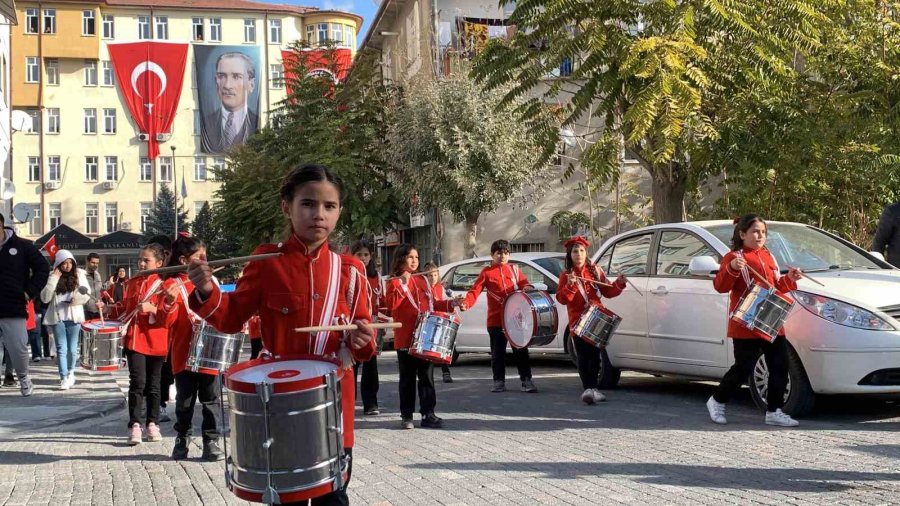 Karaman’da İlkokul Öğrencilerinin Bando Gösterisi Büyük Beğeni Topladı