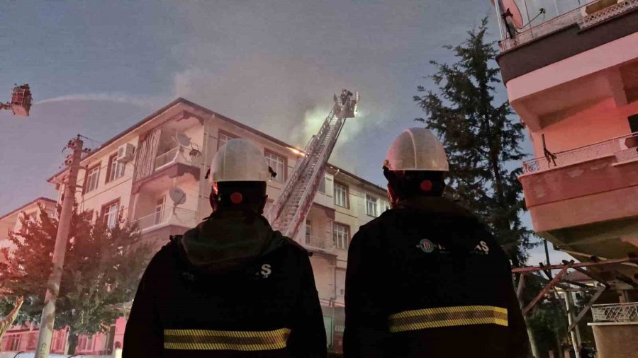 Karaman’da Binanın Çatısı Alev Topuna Döndü, Mahalleli Sokağa Döküldü