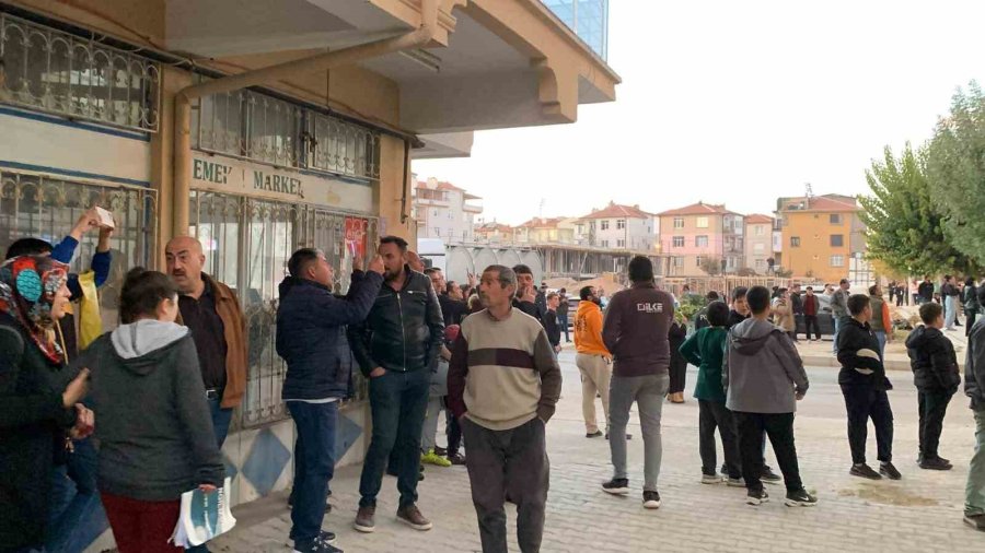 Karaman’da Binanın Çatısı Alev Topuna Döndü, Mahalleli Sokağa Döküldü