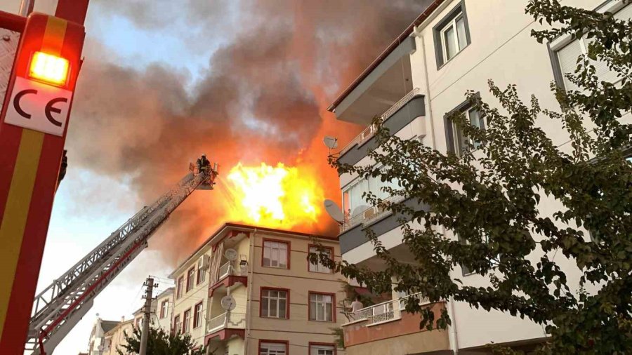 Karaman’da Binanın Çatısı Alev Topuna Döndü, Mahalleli Sokağa Döküldü