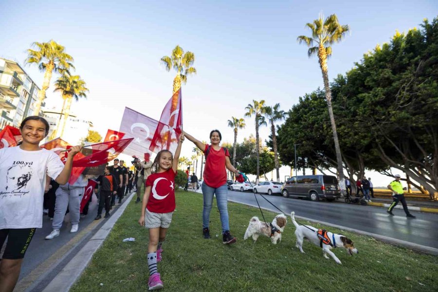 Mersin’de 101 Metre Uzunluğunda Türk Bayrağıyla Yürüyüş Yapıldı