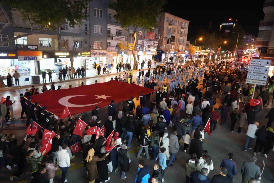 29 Ekim Cumhuriyet Bayramı’nda Niğde’de Fener Alayı Düzenlendi