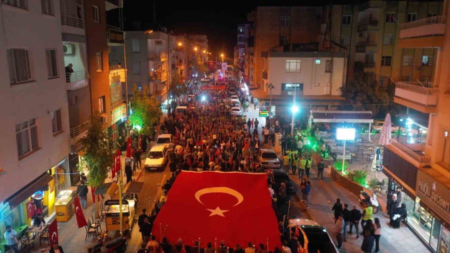 Mersin Erdemli’de Binlerce Kişi Meşaleli Bayrak Yürüyüşüne Katıldı