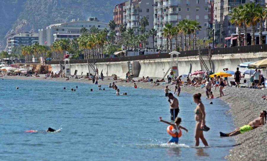 Antalya’dan Ekim Sonunda Yaz Ayı Tadında ’kıskandıran’ Görüntüler