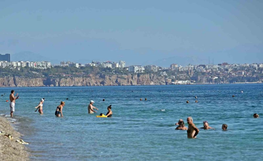 Antalya’dan Ekim Sonunda Yaz Ayı Tadında ’kıskandıran’ Görüntüler