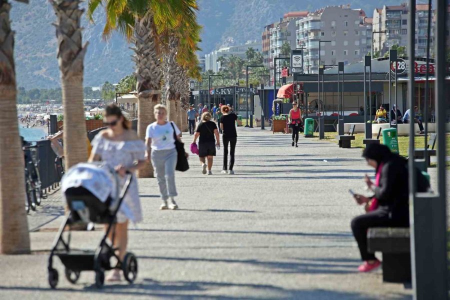 Antalya’dan Ekim Sonunda Yaz Ayı Tadında ’kıskandıran’ Görüntüler