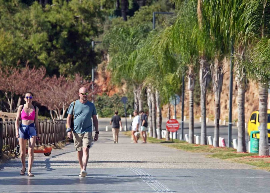 Antalya’dan Ekim Sonunda Yaz Ayı Tadında ’kıskandıran’ Görüntüler