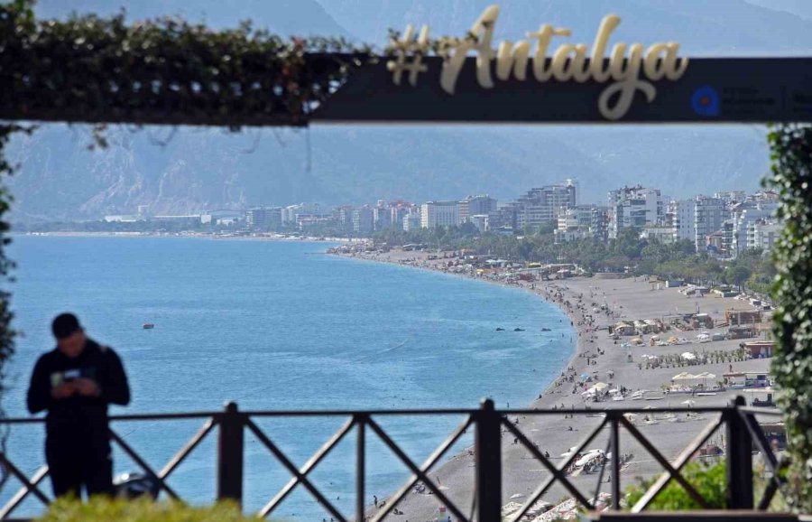 Antalya’dan Ekim Sonunda Yaz Ayı Tadında ’kıskandıran’ Görüntüler