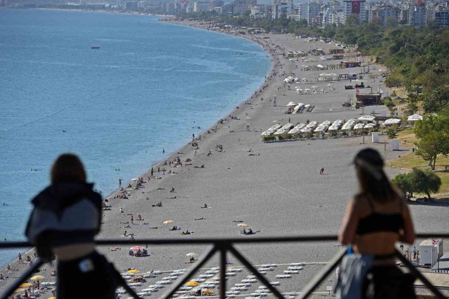 Antalya’dan Ekim Sonunda Yaz Ayı Tadında ’kıskandıran’ Görüntüler