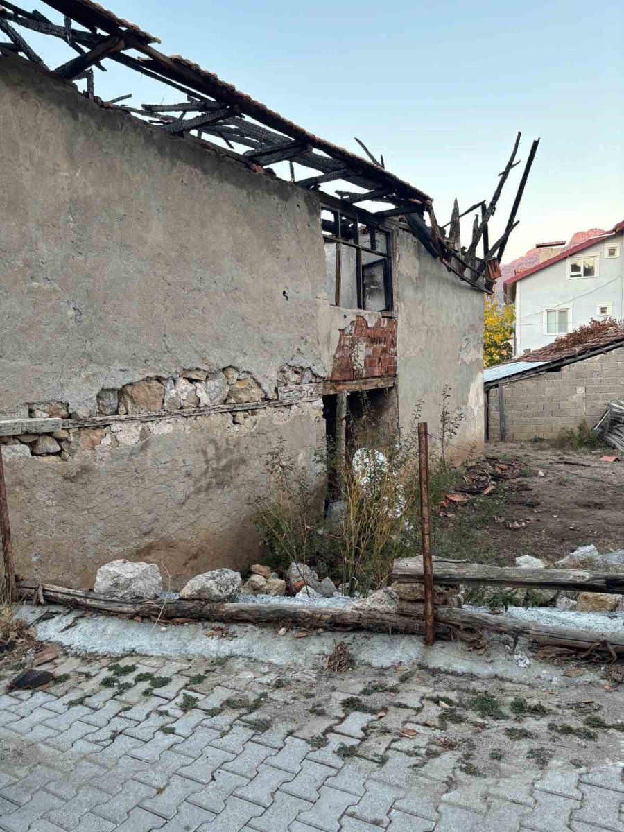 Burdur’da Yanarak Can Veren Adamın Cenazesini Kardeşi Teslim Aldı