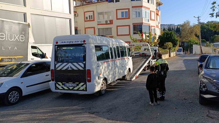 Muayenesi Geçen Servis Bağlandı, Öğrenciler Başka Servisle Yollarına Devam Etti