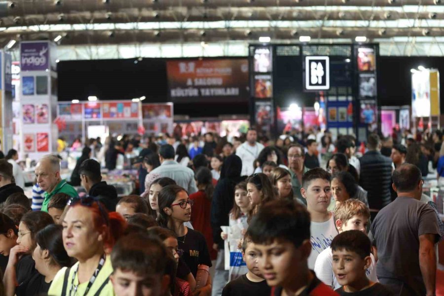 Antalya Kitap Fuarı’na Öğrencilerden Yoğun İlgi