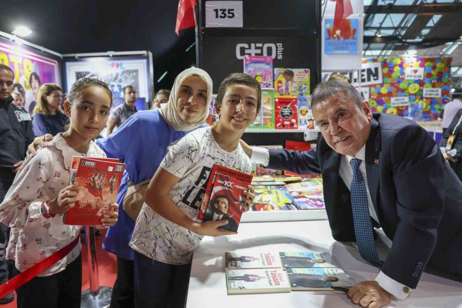 Antalya Kitap Fuarı’na Öğrencilerden Yoğun İlgi