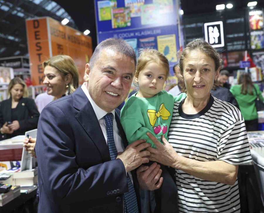 Antalya Kitap Fuarı’na Öğrencilerden Yoğun İlgi