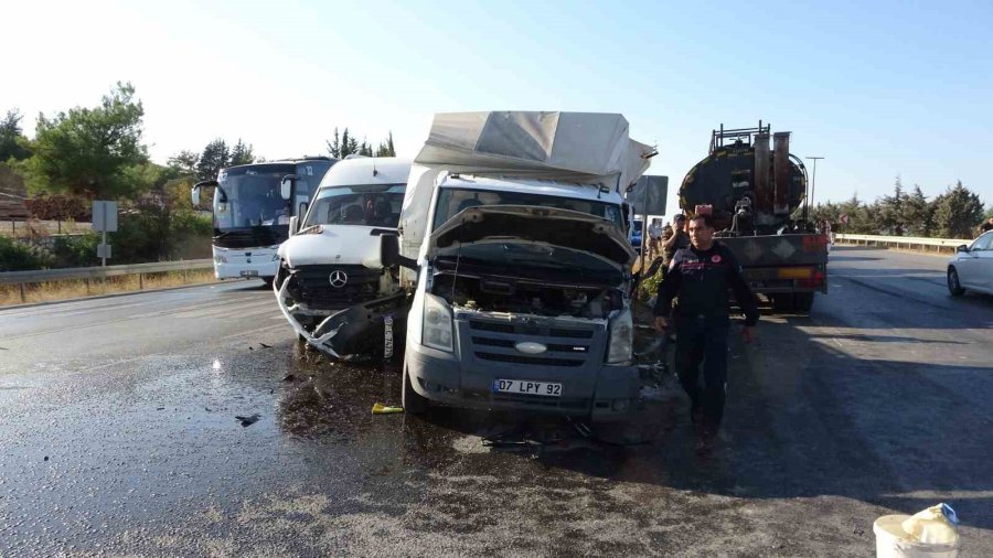 Antalya’da Ana Yola Çıkan Kamyonet İle Tırın Çarpışma Anı Araç Kamerasına Yansıdı