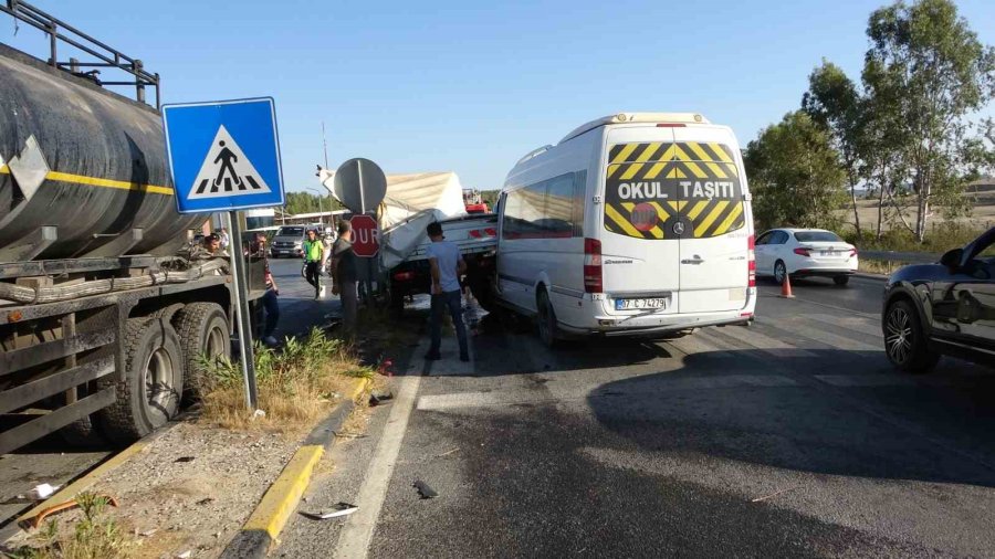 Antalya’da Ana Yola Çıkan Kamyonet İle Tırın Çarpışma Anı Araç Kamerasına Yansıdı