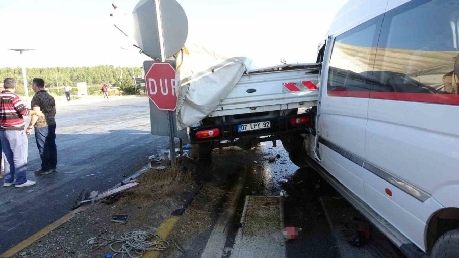 Antalya’da Ana Yola Çıkan Kamyonet İle Tırın Çarpışma Anı Araç Kamerasına Yansıdı