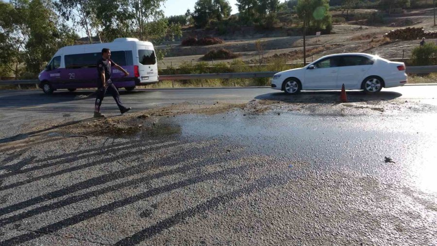 Antalya’da Ana Yola Çıkan Kamyonet İle Tırın Çarpışma Anı Araç Kamerasına Yansıdı