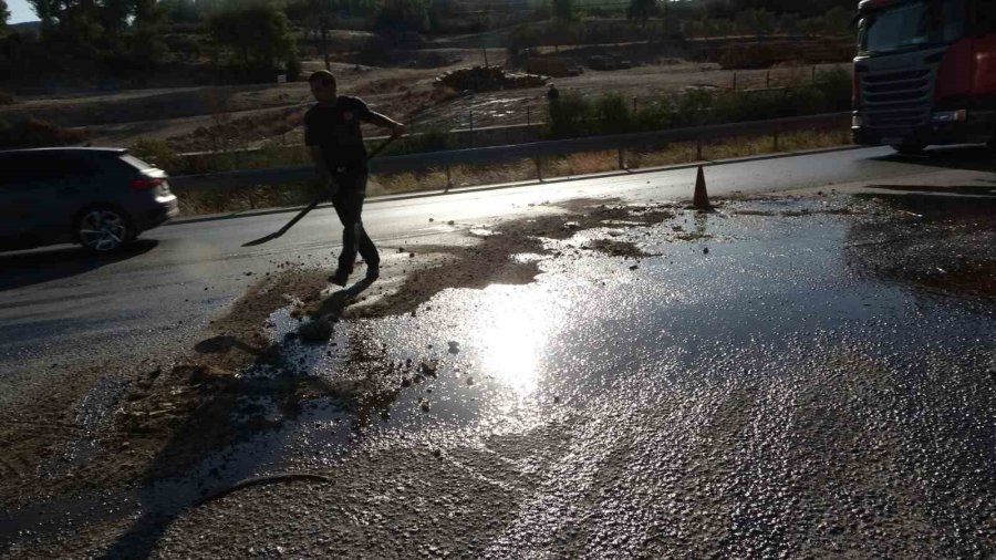 Antalya’da Ana Yola Çıkan Kamyonet İle Tırın Çarpışma Anı Araç Kamerasına Yansıdı