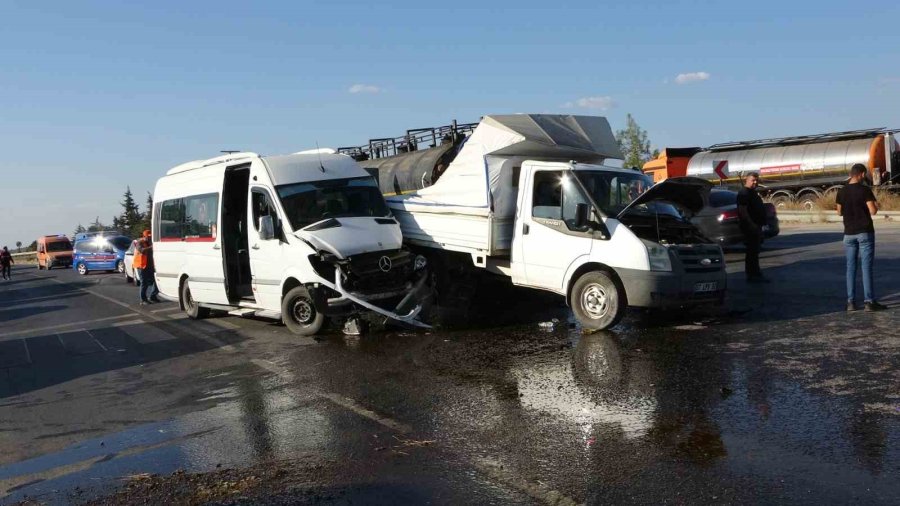 Antalya’da Ana Yola Çıkan Kamyonet İle Tırın Çarpışma Anı Araç Kamerasına Yansıdı