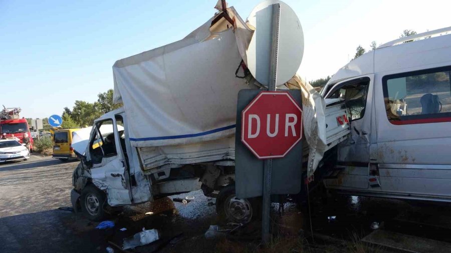 Antalya’da Ana Yola Çıkan Kamyonet İle Tırın Çarpışma Anı Araç Kamerasına Yansıdı