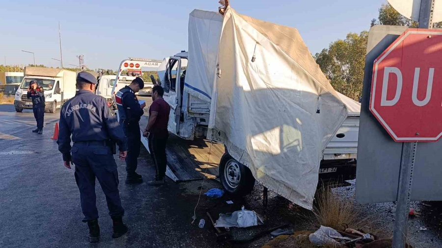 Antalya’da Ana Yola Çıkan Kamyonet İle Tırın Çarpışma Anı Araç Kamerasına Yansıdı