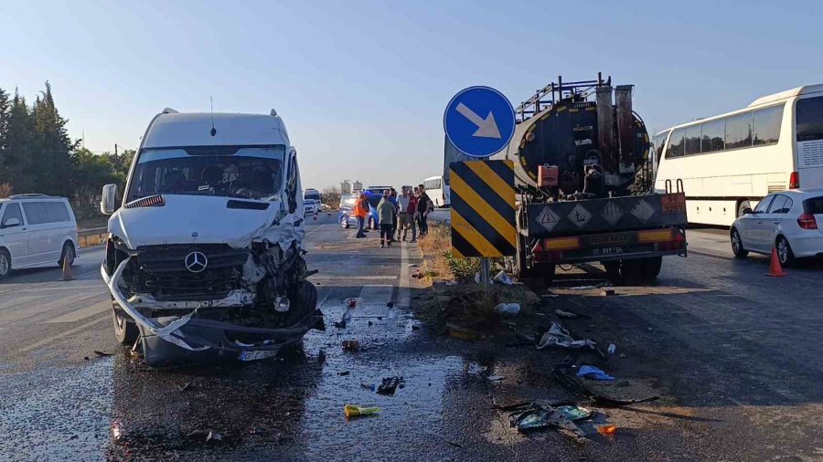 Antalya’da Ana Yola Çıkan Kamyonet İle Tırın Çarpışma Anı Araç Kamerasına Yansıdı