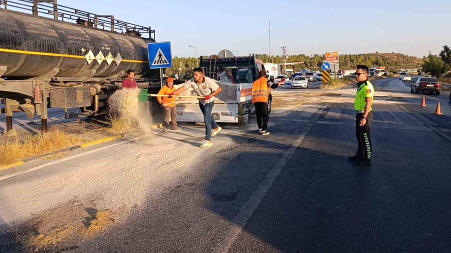 Antalya’da Ana Yola Çıkan Kamyonet İle Tırın Çarpışma Anı Araç Kamerasına Yansıdı