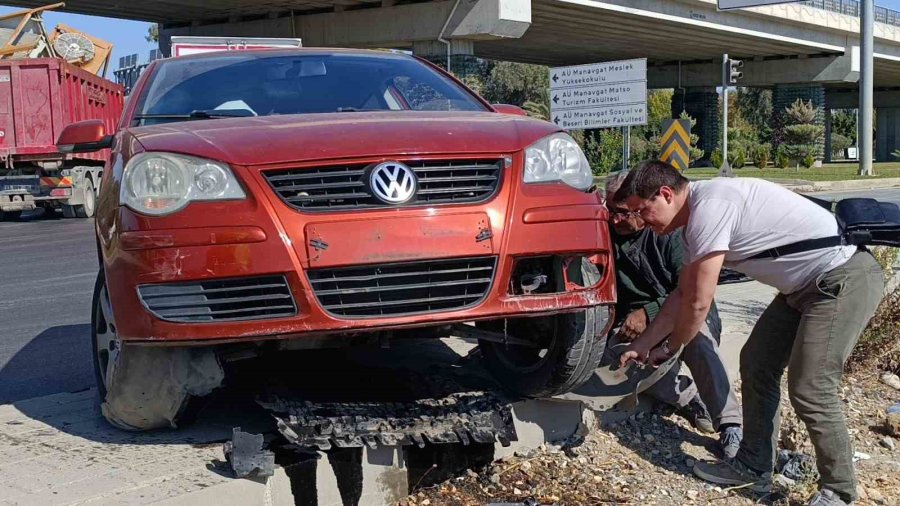 Virajı Alamayan Otomobil Kaldırıma Çıktı