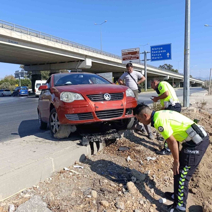 Virajı Alamayan Otomobil Kaldırıma Çıktı