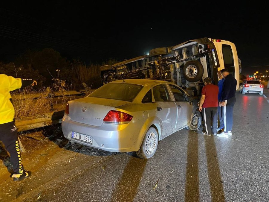 Otomobil İle Çarpışan Servis Minibüsü Yan Yattı, Şans Eseri Yaralanan Olmadı