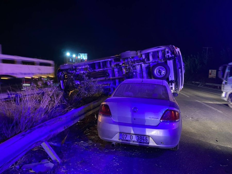 Otomobil İle Çarpışan Servis Minibüsü Yan Yattı, Şans Eseri Yaralanan Olmadı