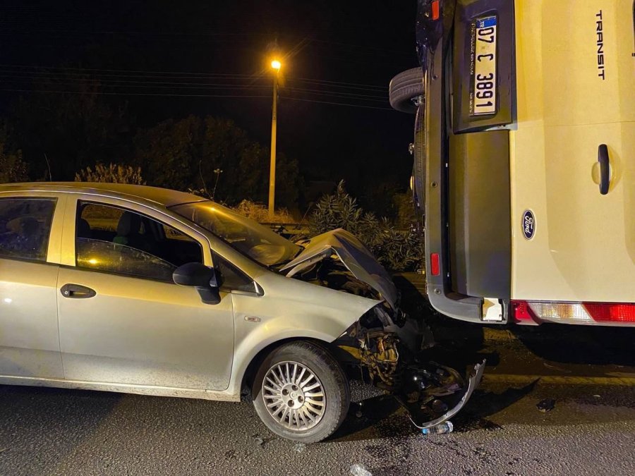 Otomobil İle Çarpışan Servis Minibüsü Yan Yattı, Şans Eseri Yaralanan Olmadı