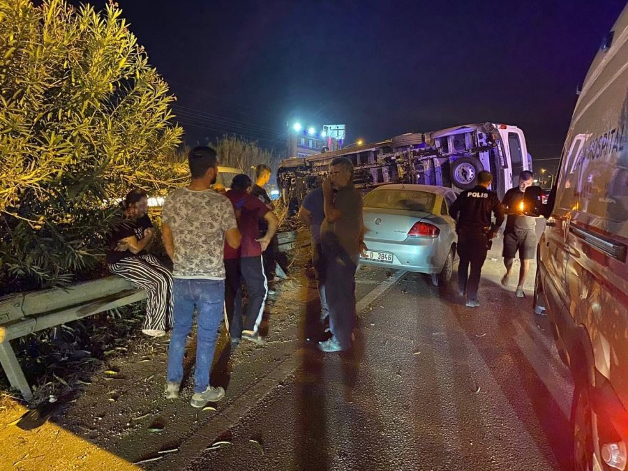 Otomobil İle Çarpışan Servis Minibüsü Yan Yattı, Şans Eseri Yaralanan Olmadı